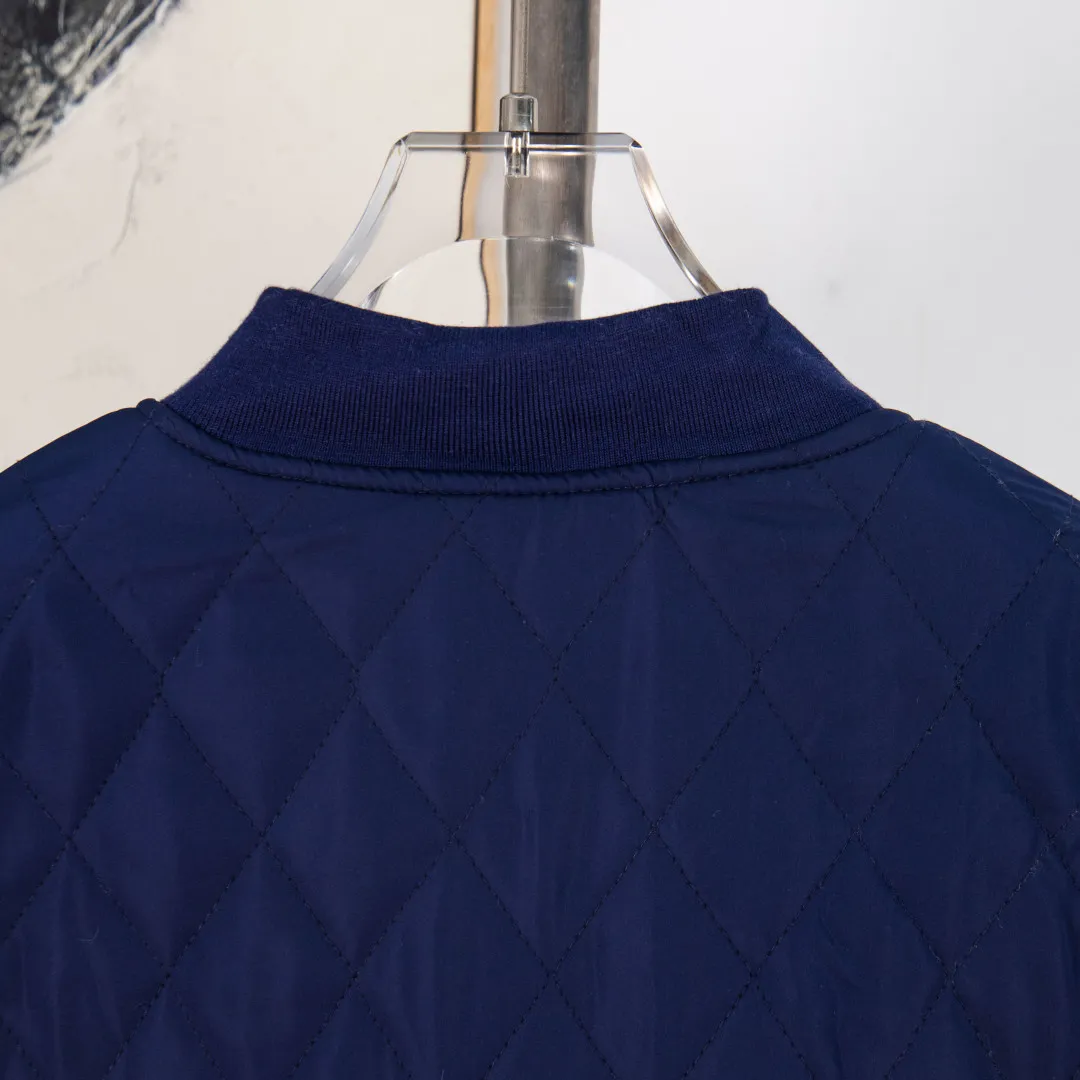 P380 zp version [Exclusive supply] Ralph Lauren/Ralph Lauren 2024aw Autumn and Winter Red Label Pony Navy Blue Plaid Diamond Plaid Reversible Imitation Feather Jacket - Double-sided washed cotton, four-in-one quilting, thick plate ✅ - Customized retro silver and bronze brand hardware buckle ✅ - Face with brushed feeling memory cloth 1X1 cotton flat machine thread collar, warm and comfortable ✅ - RL double-sided series, one-piece, two-match Spend one dollar to buy double happiness. Plain navy blue on the front. Simple and versatile. Retro color checkered on the back. Eye-catching. Pragmatic double-sided four-in-one quilted embroidered cotton jacket. Customized 1X1 cotton ribbed collar. Keeps the upper body warm without weighing down. Same style for men and women. Highly recommended. Color: Blue Size: S M L XL Number: WW10757
